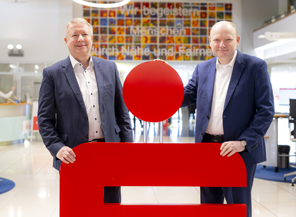 Frank Schumacher und Oke Heuer präsentierten das Geschäftsergebnis 2021 der Sparkasse Lübeck. Foto: Felix König